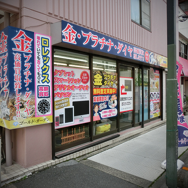 宣伝と目隠しを兼ねたガッツリ窓装飾